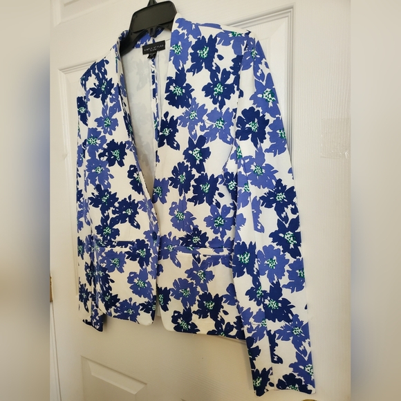 Simply Styled Blazer - Picture 3 of 9